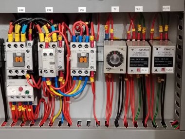 Organize yıldız delta motor elektrik sistemi ve düzgün kablolama.