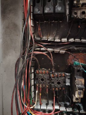 Elektrik arızası, ciddi hasar görmüş devre kesici kutusu ve kablolama.