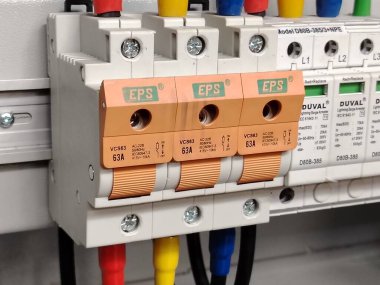 DIN demiryolundaki sigorta anahtarlarını içeren modern elektrik kurulumu.