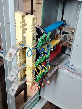 Geçerli Transformers ve lamine bakır busbar bağlantılarını kapat.