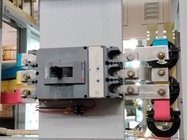 Elektrik panelindeki gereksiz güç koruması için kalıplı kasa devre kesiciler..