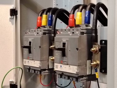 Elektrik panelindeki gereksiz güç koruması için kalıplı kasa devre kesiciler..