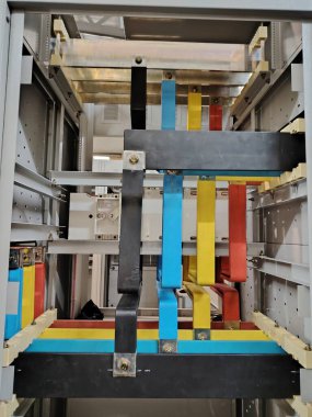 Elektrik kabinindeki yalıtılmış bakır büstiyer..