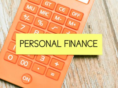 Bir hesap makinesi ve not gelecekteki güvenlik için bütçe, tasarruf ve sağlam mali kararlar almanın önemini vurguluyor..