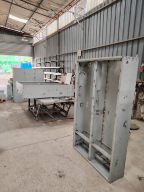 Endüstriyel kaynak atölyesinde üretilen ağır metal kaplama çerçeveleri.