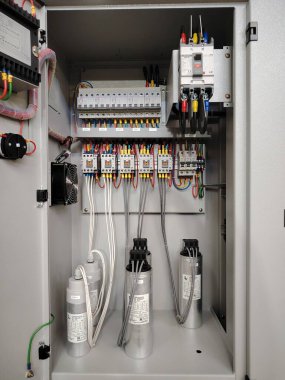 Endüstriyel kapasitörlü Otomatik Güç Faktörü Düzeltme Paneli.