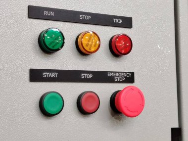 Endüstriyel Kontrol Paneli Acil Durdurma Düğmesi ve Durum Göstergesi Işıkları.