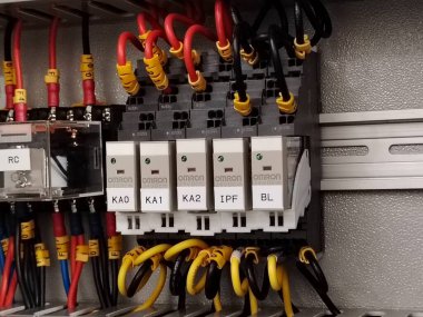 Röle Modüllerinde Kırmızı ve Sarı Kablo İşaretli Endüstriyel Elektrik Kabloları.
