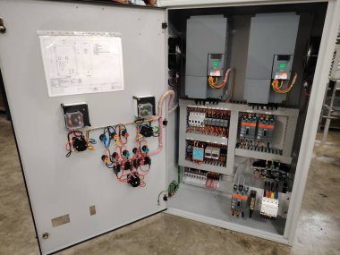 Değişken Hız Sürücüleri Modülleri ve Düzenli Terminal Kabloları içeren Profesyonel Elektrik Dağıtım Kurulu