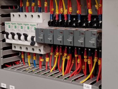 Koruyucu Aygıtlar ve Sinyal Rölelerini Özelleştiren Modern Elektrik Santralinin İç Görünümü