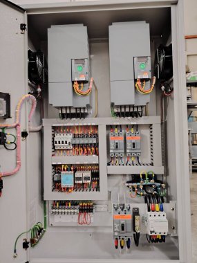 Değişken Hız Sürücüleri Modülleri ve Düzenli Terminal Kabloları içeren Profesyonel Elektrik Dağıtım Kurulu