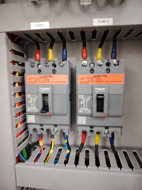 Endüstriyel Devre Kesiciler ve Ana Güç Bağlantısı Kontrol Panelinde Kesildi