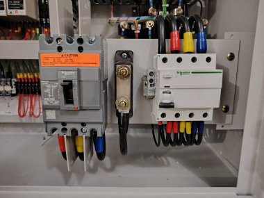 Endüstriyel Devre Kesiciler ve Ana Güç Bağlantısı Kontrol Panelinde Kesildi