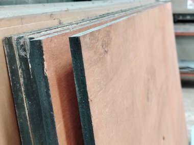 Bir Marangozhane Atölyesinde Siyah Boyalı Kenarlı Yığılmış Hollywood Çarşaflarının Yakın Çekimi