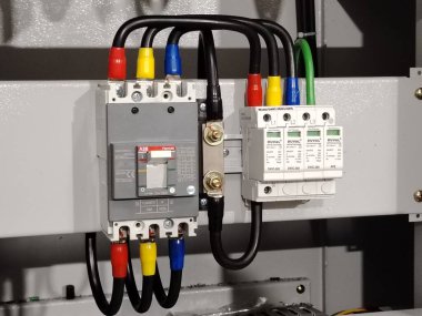 Profesyonel devre koruma bileşenlerine sahip bir elektrik güç dağıtım sisteminin iç görünümü ve kontrollü bir ortamda dalgalanma koruma aygıtı.