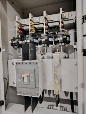 Kontrollü bir ortamda profesyonel devre koruma bileşenleri ve ölçüm ekipmanlarına sahip bir elektrik dağıtım sisteminin iç görünümü.