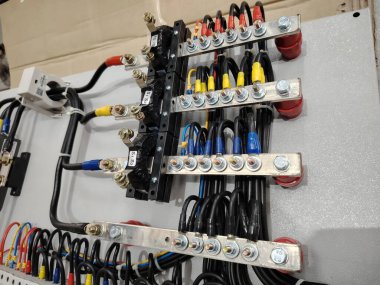 Profesyonel Elektrik Dağıtım Kurulu Organize Kablo Yönetimi ve Geçerli Transformers.