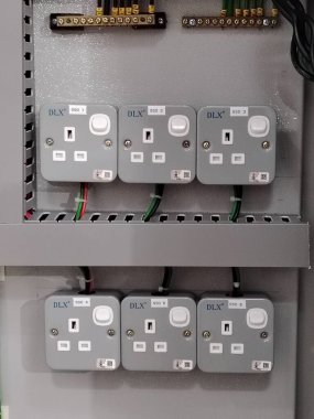Bir Metal Elektrik Dağıtım Panelinin içine Sanayi Elektrik Soketleri Yerleştirildi.