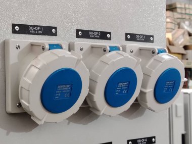 Dağıtım Paneli Mavi Hava geçirmez Kapaklı Üç Aşamalı Endüstriyel Güç Soketi