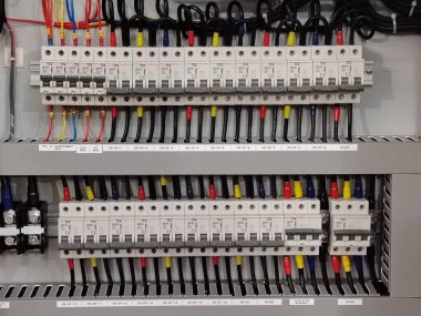 Organize Kablolama ve Güvenlik Bileşenleriyle Karmaşık Endüstriyel Güç Dağıtım Kurulu