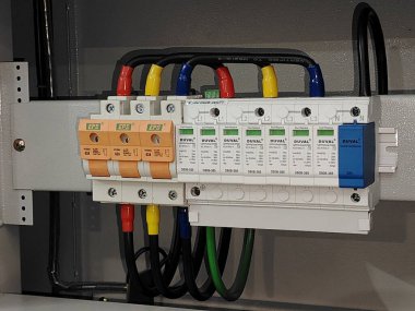 Dijital sayaçları ve faz devre koruma bileşenlerine sahip endüstriyel güç yönetim paneli.