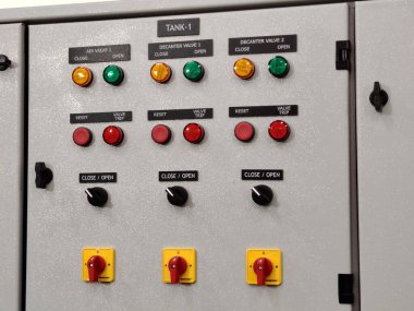 Endüstriyel tank akış kontrolü ve izleme için kullanılan ağır elektrik dolabının teknik genel görünümü.