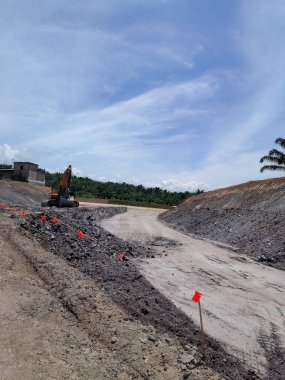 Yeni bir karayolu altyapı projesi için panoramik görünüm ve zemin seviyelendirme.