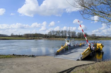 Bronkhorsterveer, Bronkhorst ve Brummen arasındaki IJssel üzerindeki bankaları birbirine bağlayan bir feribot.