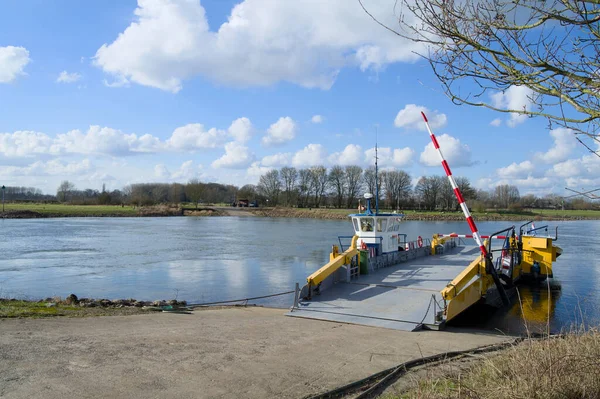 Bronkhorsterveer, Bronkhorst ve Brummen arasındaki IJssel üzerindeki bankaları birbirine bağlayan bir feribot.
