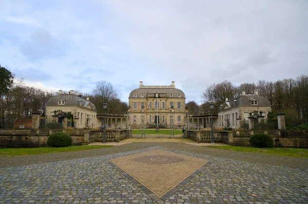 Huis De Voorst, Eefde yakınlarında, güzel bir gökyüzünün altında, kış gününün sonunda..