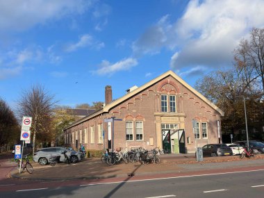 Hollanda, Den Bosch 'ta Sonbahar Işığında Tarihi Süvari Binicilik Salonu Binası.