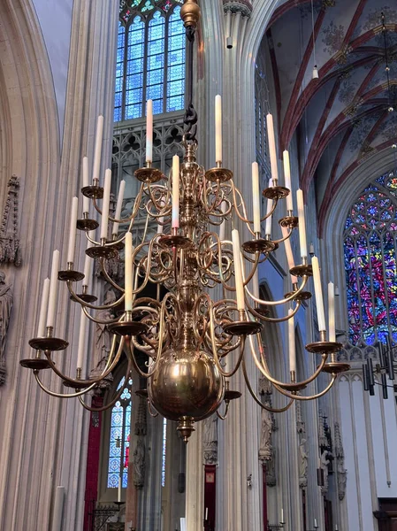 Sint Janskathedraal 'ın Gotik iç kısımlarında mumları olan pirinç avize, Den Bosch.