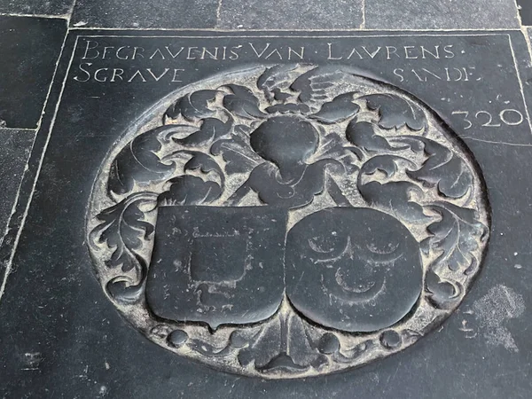 Laurens Sgrave 'in mezar taşı, kraliyet kalkanıyla ortaçağ mezar taşı, St. Johns Katedrali, s-Hertogenbosch.
