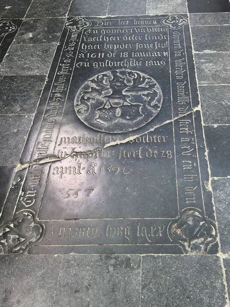 Sint-Jans Katedrali 'nde arması ve ortaçağ yazısıyla antik mezar taşı, Den Bosch. 