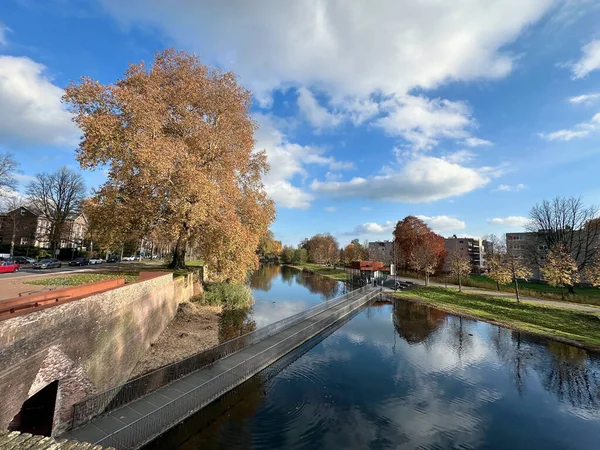 Eski şehir duvarı ve Den Bosch 'taki kanalın üzerindeki yürüyüş yolu.