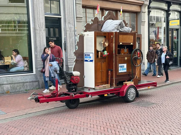 Den Bosch Hollanda 'da klasik fıçı org ve insanların izlediği geleneksel Hollanda sokak müziği sahnesi ile sokak orgu performansı.