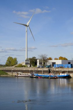 Nautilus Zutphen 'in deniz gözcüleri Lelievletten yelkenlilerinin yelkenlerini su keşfi için özel olarak tasarladılar. Arka planda bir rüzgar türbini var.. 