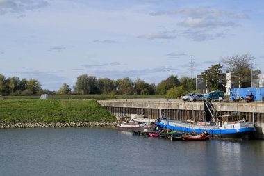 Nautilus Zutphen 'in deniz gözcüleri Lelievletten yelkenlilerinin yelkenlerini su keşfi için özel olarak tasarladılar. Arka planda bir rüzgar türbini var.. 