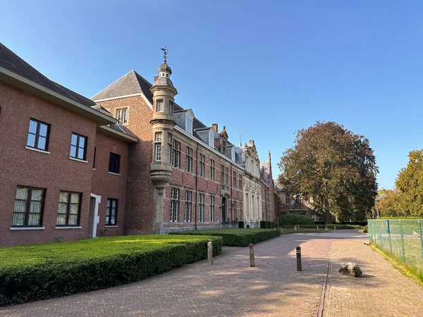 Belçika 'daki tarihi Postel Manastırı' nda sakin bir öğleden sonra.
