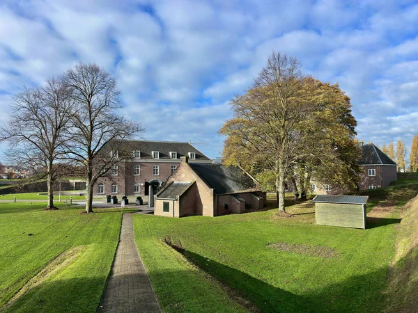 Den Bosch Kalesi 'nde tarihi binalar ve güzel gökyüzünün altında sonbahar ağaçları