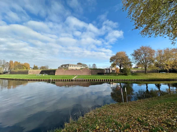 Den Bosch Kalesi sonbahar sularını, kale mimarisini ve Hollanda mirasını yansıttı.