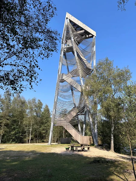 Lommelse Sahra yakınlarındaki De Reus van Bosland Kulesi. Lommel, Belçika yakınlarındaki Bosland doğa koruma alanının bir parçası..