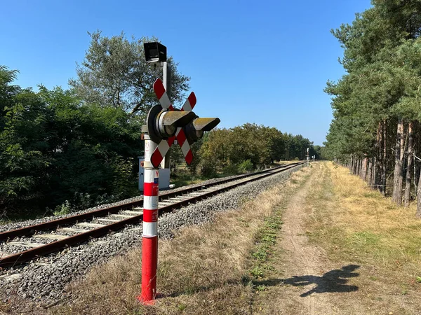 Dorperheide, Belçika 'da Uyarı Işıkları ve Güvenlik Sinyalleriyle Geçiş yapan Belçika Tek Raylı Demiryolu
