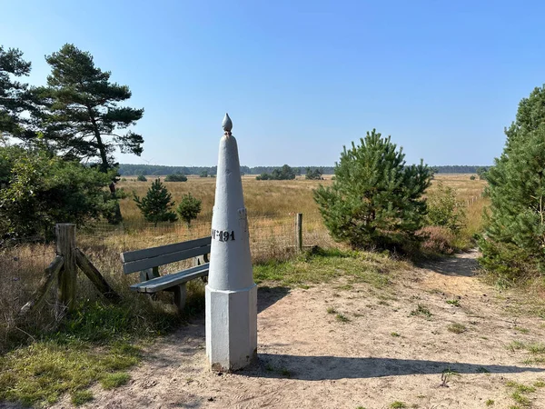 Luyksgestel yakınlarındaki Belçika ile Hollanda arasındaki tarihi sınır çizgisi, bank ve panoramik kırsal manzaralı doğal bir rezerv.