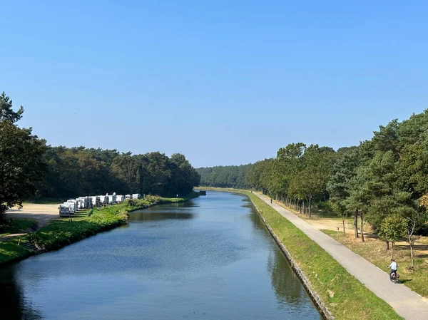 Belçika, Lommel yakınlarındaki Kanal Bocholt-Herentals boyunca karavan sahası.