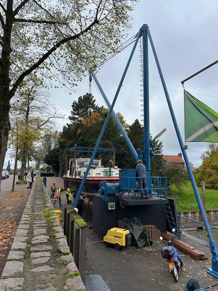 Tekne vinci, W.S.V. marinasında salıncak vinci. Tarihi Zutphen Vispoorthaven 'da Gelre. Bir gemi çekiliyor..