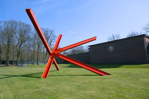 Soyut kırmızı çelik yapımı, K harfi, Krller-Mller Müzesi 'nde Mark di Suvero heykeli. Sanatçı: Mark di Suvero, Başlık: K-parçası, Yıl: 1972.