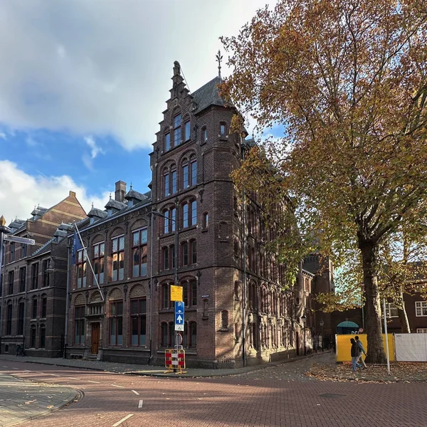 Den Bosch 'taki eski Rijksarchief Binası. Neo-Gotik Mimari, Tarihi Cephe ve Sonbahar Atmosferi