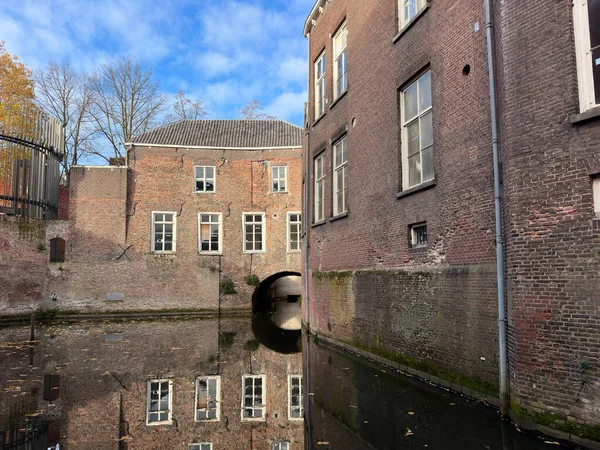 Waterpoort, Bossche şehir duvarının 13. yüzyıldan kalan az sayıdaki kalıntısından biridir..