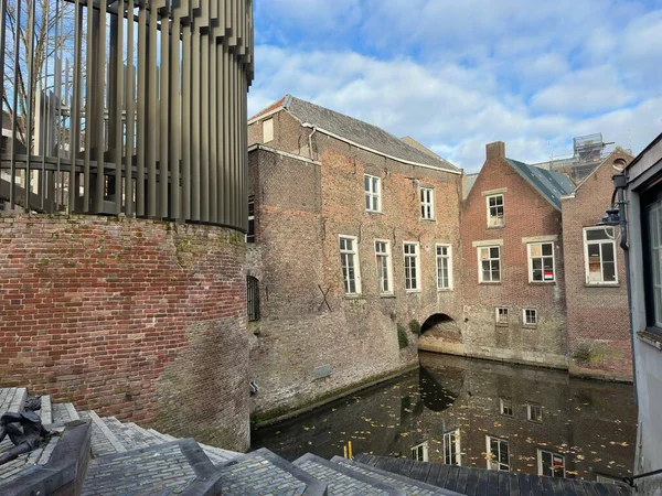 Waterpoort, Bossche şehir duvarının 13. yüzyıldan kalan az sayıdaki kalıntısından biridir..